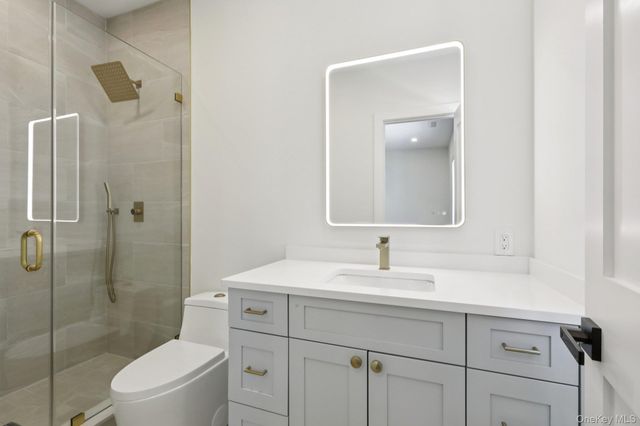 39 Potters Lane, New Rochelle, NY 10805