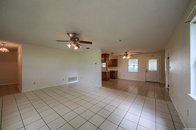 900 N Graytown Rd, St Hedwig, TX 78152