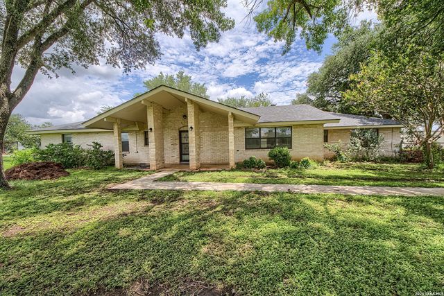 900 N Graytown Rd, St Hedwig, TX 78152