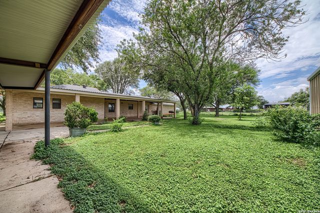 900 N Graytown Rd, St Hedwig, TX 78152