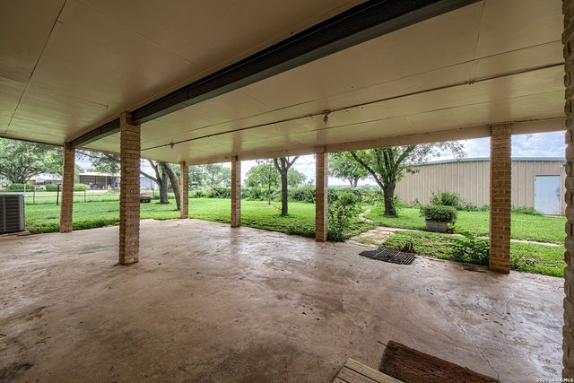 900 N Graytown Rd, St Hedwig, TX 78152