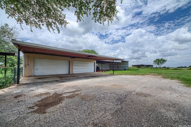 900 N Graytown Rd, St Hedwig, TX 78152
