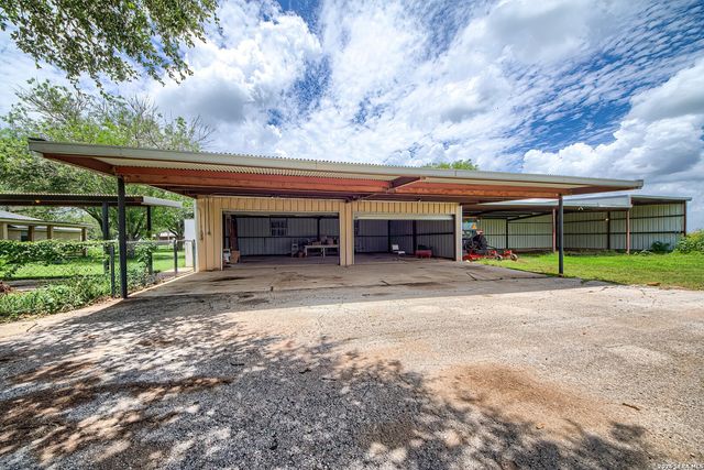 900 N Graytown Rd, St Hedwig, TX 78152