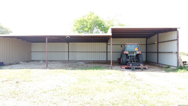 900 N Graytown Rd, St Hedwig, TX 78152