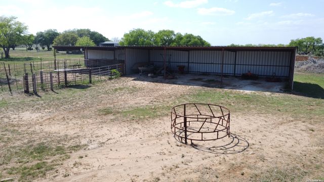 900 N Graytown Rd, St Hedwig, TX 78152