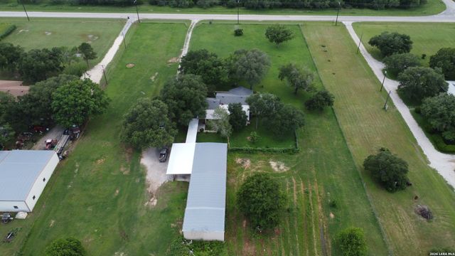 900 N Graytown Rd, St Hedwig, TX 78152