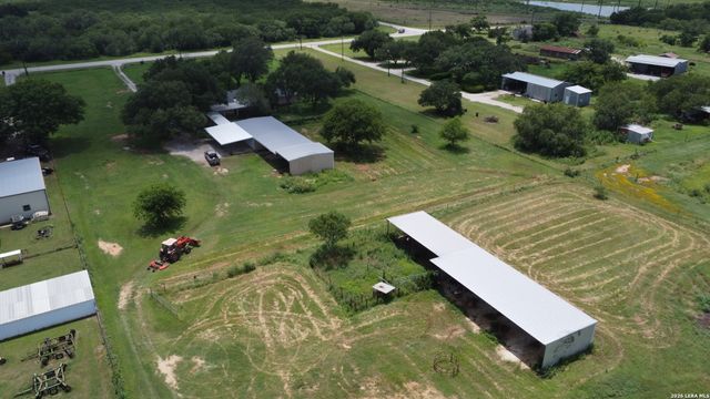 900 N Graytown Rd, St Hedwig, TX 78152