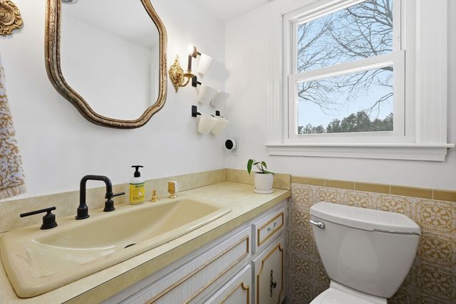 14 Emmons St, Milford, MA 01757