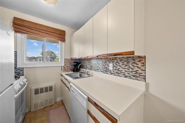 234 Edmunton Drive J12, North Babylon, NY 11703