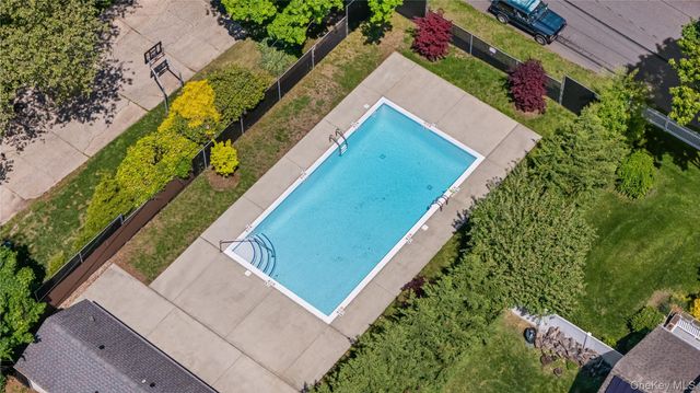 234 Edmunton Drive J12, North Babylon, NY 11703