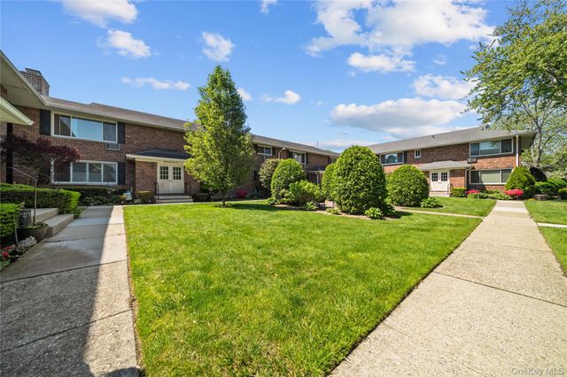 234 Edmunton Drive J12, North Babylon, NY 11703