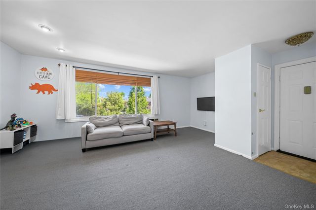 234 Edmunton Drive J12, North Babylon, NY 11703