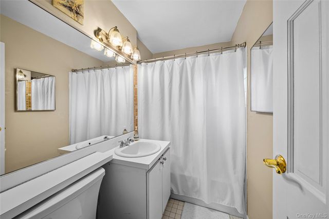 234 Edmunton Drive J12, North Babylon, NY 11703