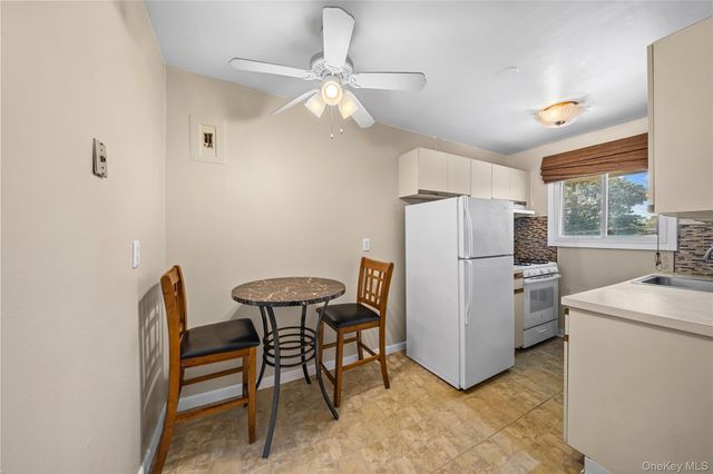 234 Edmunton Drive J12, North Babylon, NY 11703