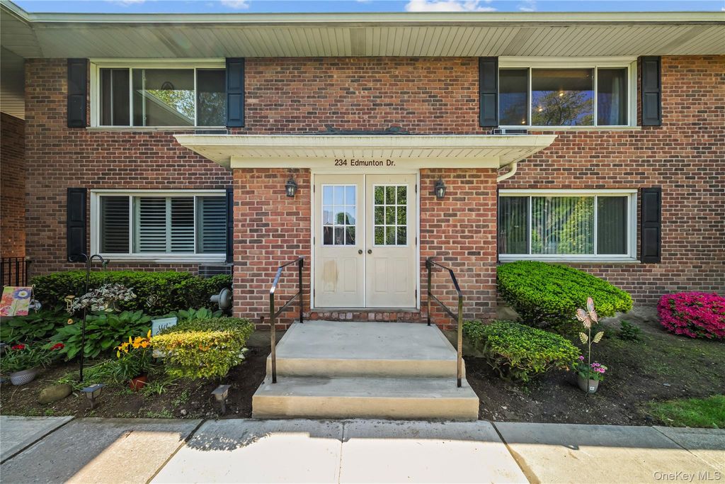 234 Edmunton Drive J12, North Babylon, NY 11703