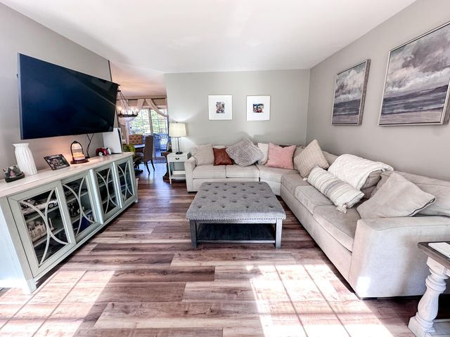 16 Huntington Avenue, Morrisonville, NY 12962