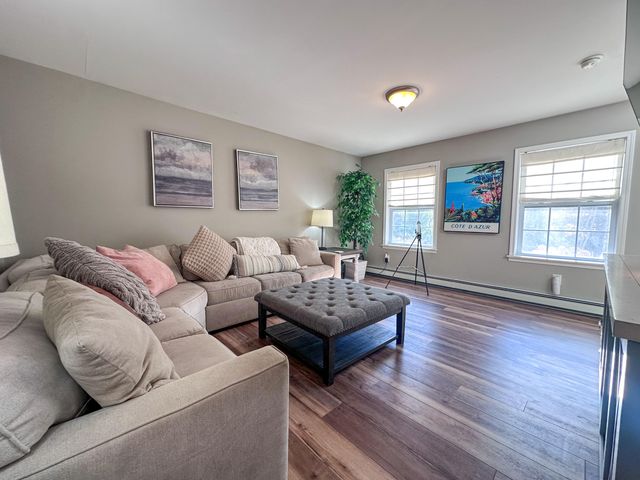 16 Huntington Avenue, Morrisonville, NY 12962