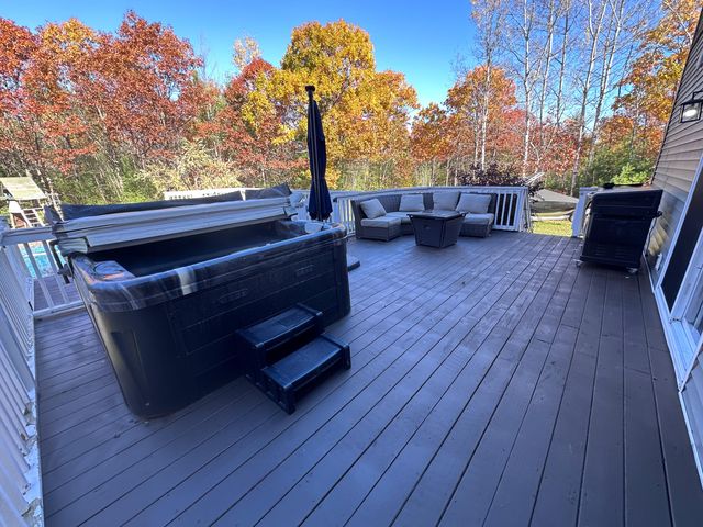 16 Huntington Avenue, Morrisonville, NY 12962