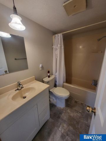 2220 W Laguna Road, Lincoln, NE 68522