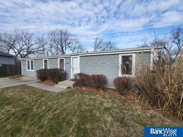2220 W Laguna Road, Lincoln, NE 68522