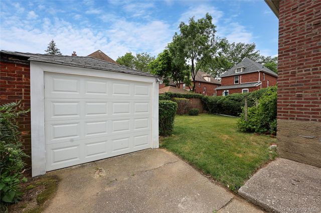 48 Surrey Commons, Lynbrook, NY 11563