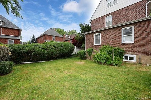 48 Surrey Commons, Lynbrook, NY 11563