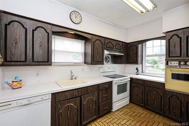 48 Surrey Commons, Lynbrook, NY 11563