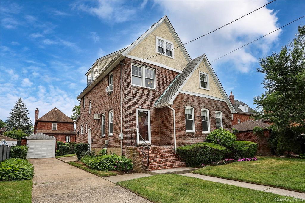 48 Surrey Commons, Lynbrook, NY 11563