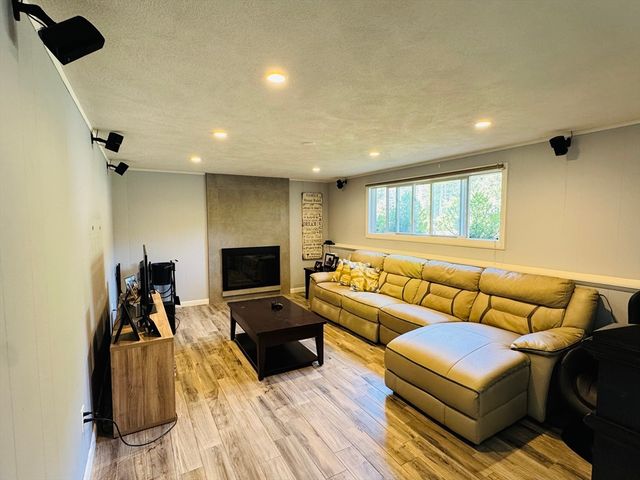 7 Thomas Dr, Framingham, MA 01701