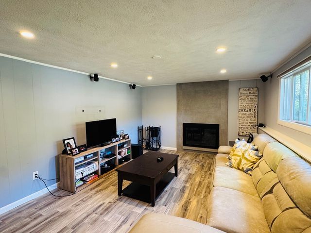 7 Thomas Dr, Framingham, MA 01701