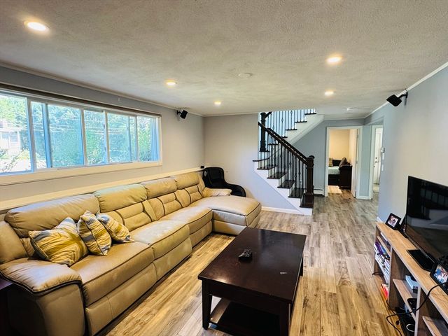 7 Thomas Dr, Framingham, MA 01701