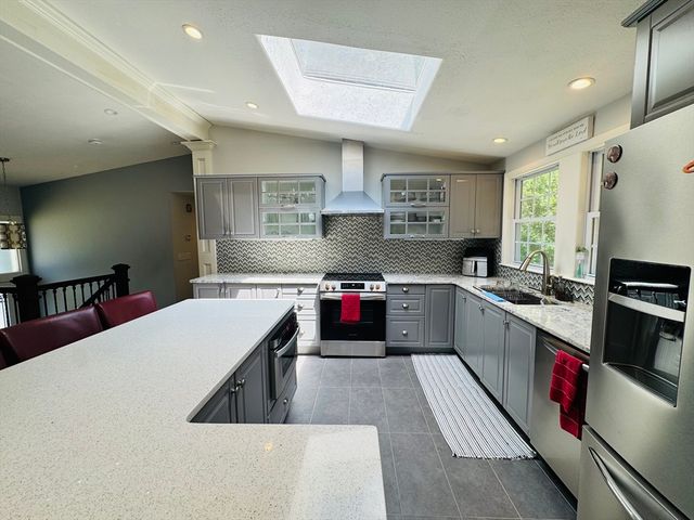 7 Thomas Dr, Framingham, MA 01701