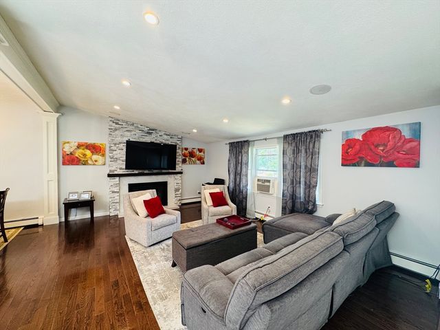 7 Thomas Dr, Framingham, MA 01701