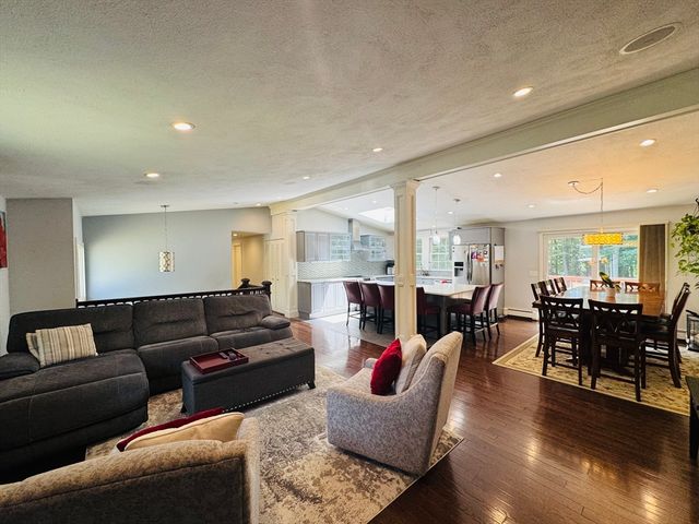 7 Thomas Dr, Framingham, MA 01701