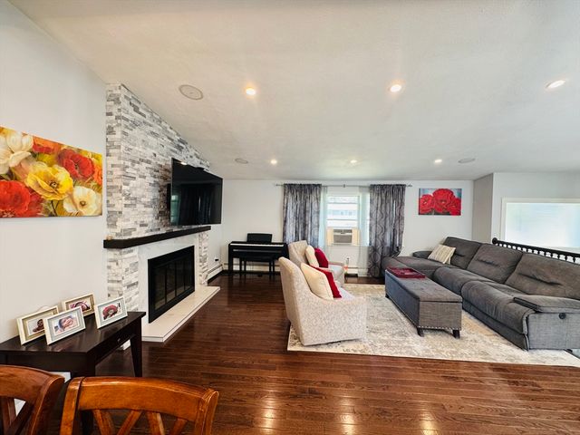 7 Thomas Dr, Framingham, MA 01701