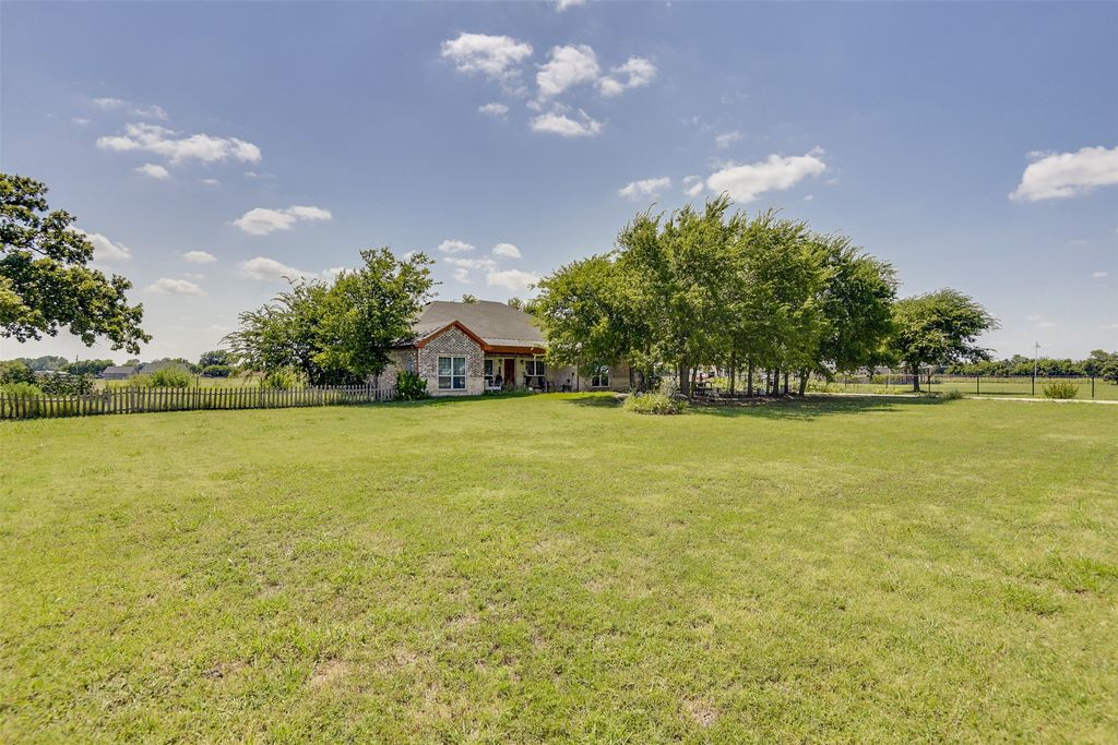 401 Carter Road, Italy, TX 76651