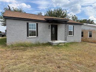 820 N LEE Street, Altus, OK 73521