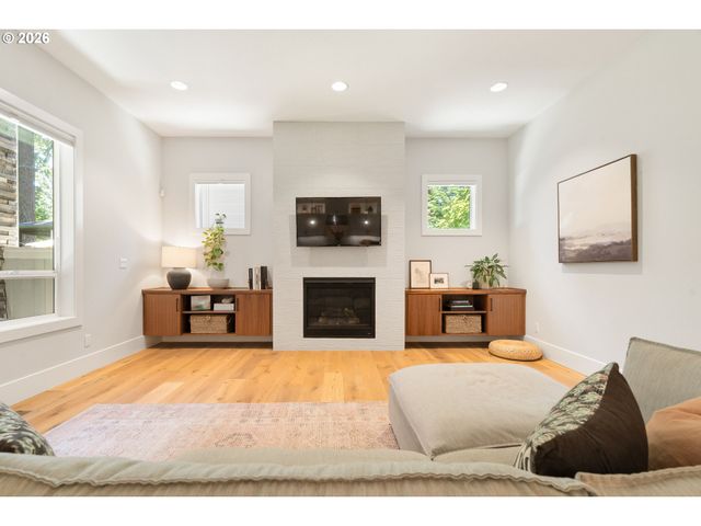 17484 BRYANT Rd, Lake Oswego, OR 97035