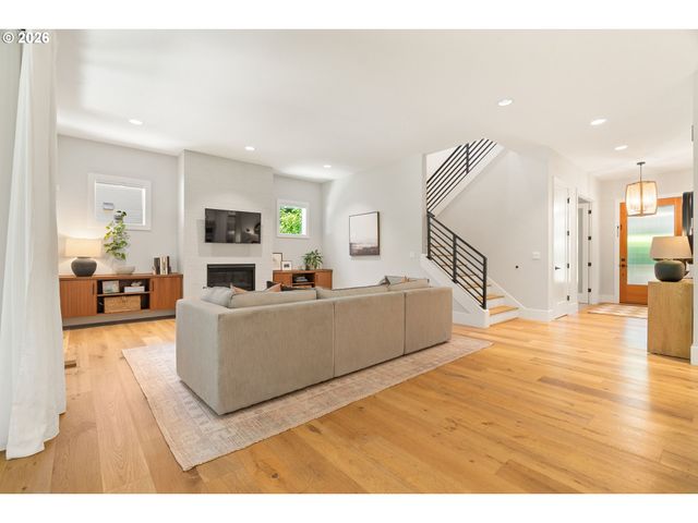 17484 BRYANT Rd, Lake Oswego, OR 97035