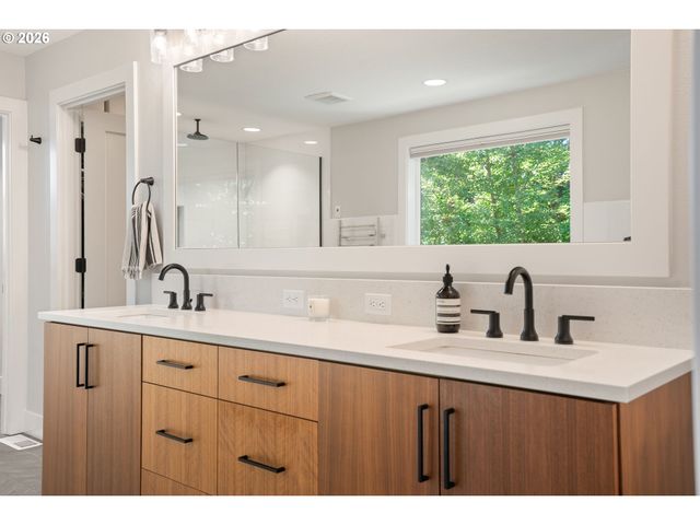 17484 BRYANT Rd, Lake Oswego, OR 97035