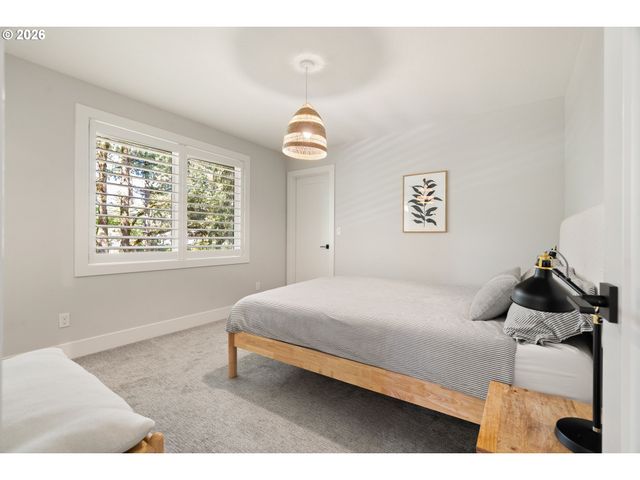 17484 BRYANT Rd, Lake Oswego, OR 97035