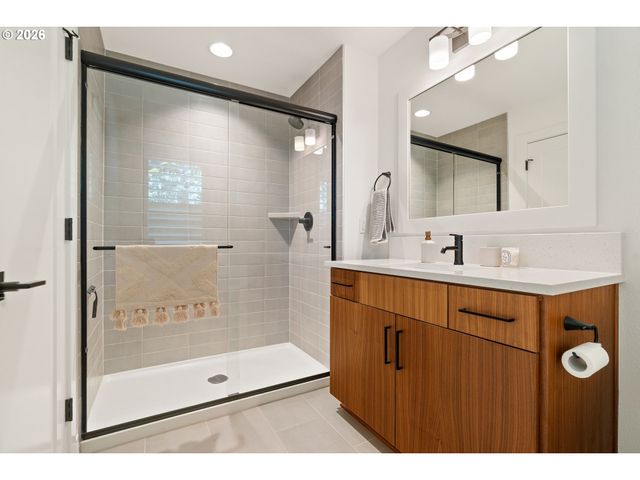 17484 BRYANT Rd, Lake Oswego, OR 97035