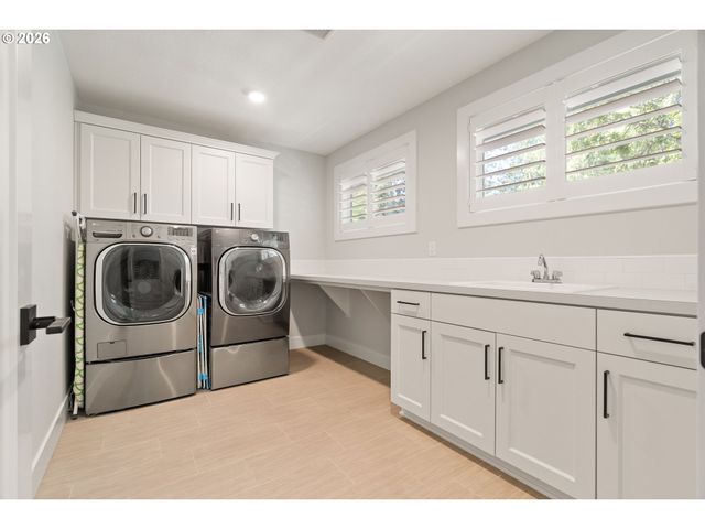 17484 BRYANT Rd, Lake Oswego, OR 97035
