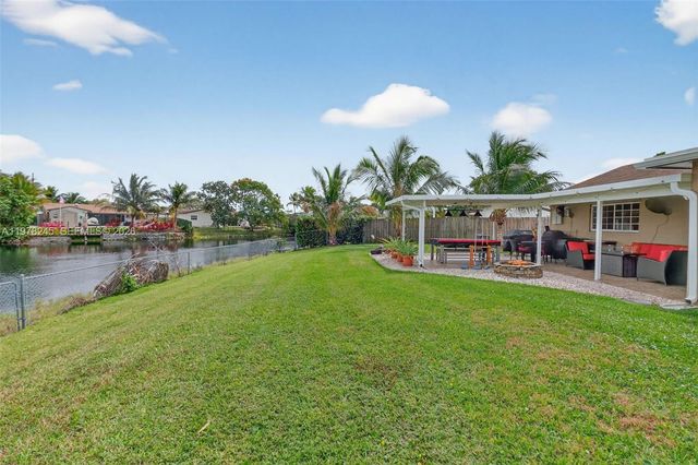 9291 NW 11th Ct, Pembroke Pines, FL 33024