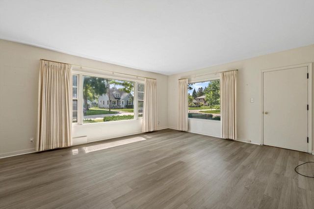 5644 N Paradise LANE, Glendale, WI 53209