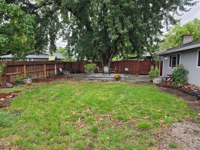 1874 Marys Way, Central Point, OR 97502