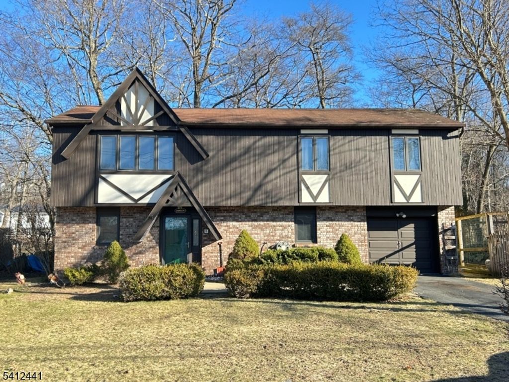 11 Adelphi Trl, Hopatcong Boro, NJ 07843