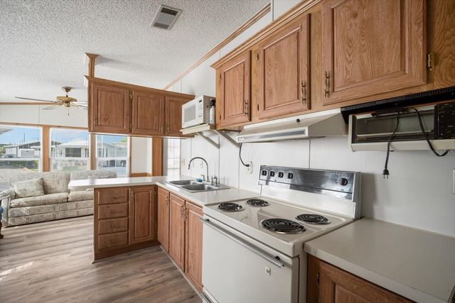 35045 CYNTHIA AVENUE, Zephyrhills, FL 33541