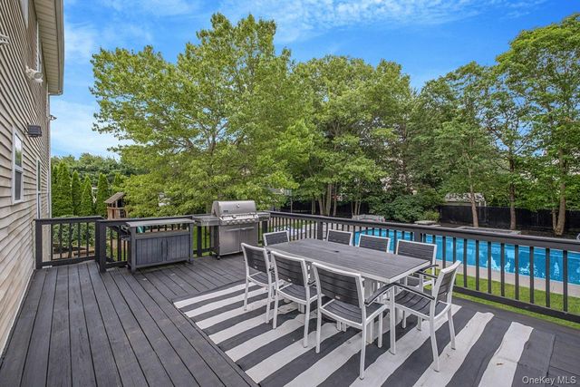 9 Homecoming Place, East Setauket, NY 11733