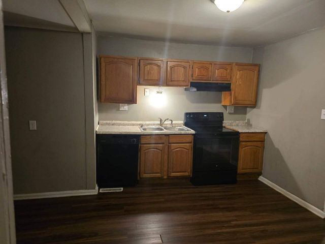 2135 N Roosevelt Avenue, Springfield, MO 65803